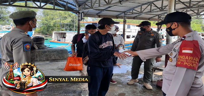 Polri dan Petugas Kesehatan Tembus Desa Terisolasi